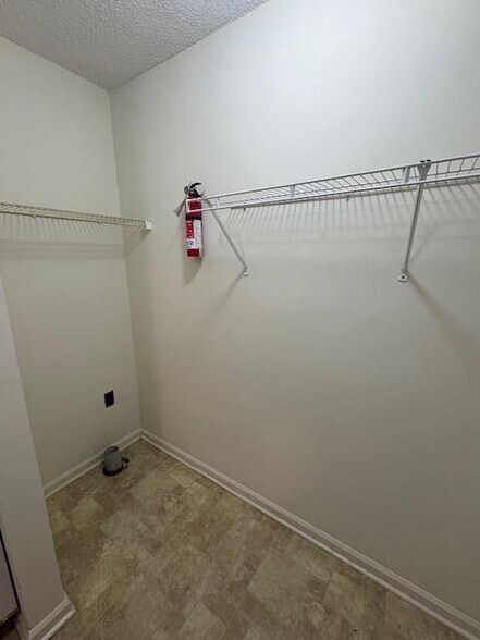 Building Photo - 3103 Sherwin Dr