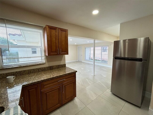 Building Photo - 610 E 8th Ave