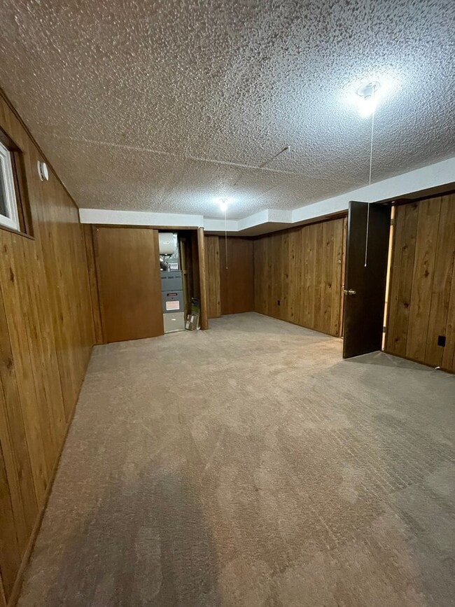 Building Photo - STUDENTS WELCOME! Centrally-Located Ranch Home w/ Fenced Yard and Two-Car Garage