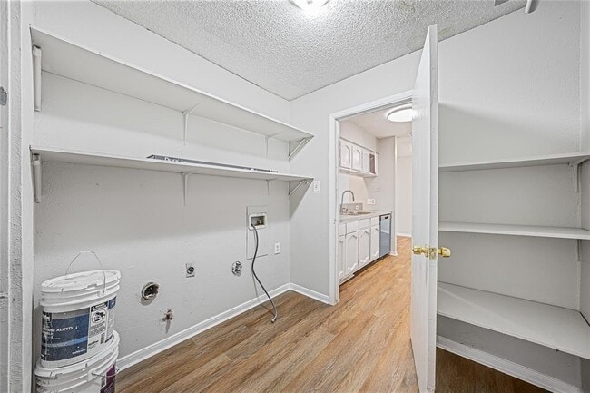 Building Photo - 1213 Dobie Dr