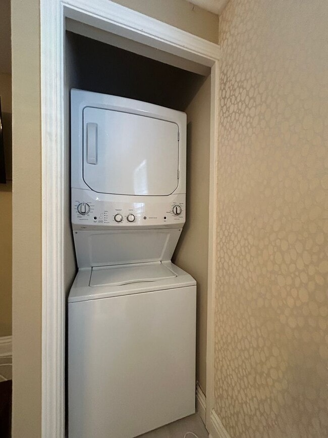 Building Photo - Fully Furnished Coastal Condo