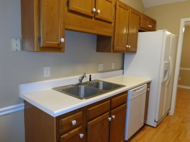 Building Photo - 2422 English Hill Dr