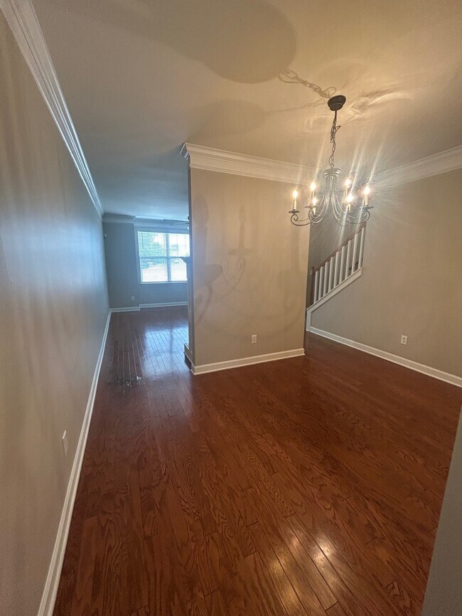Building Photo - Beautiful 2 Bedroom 2.5 Bath Townhouse inn Prime Nashville Location