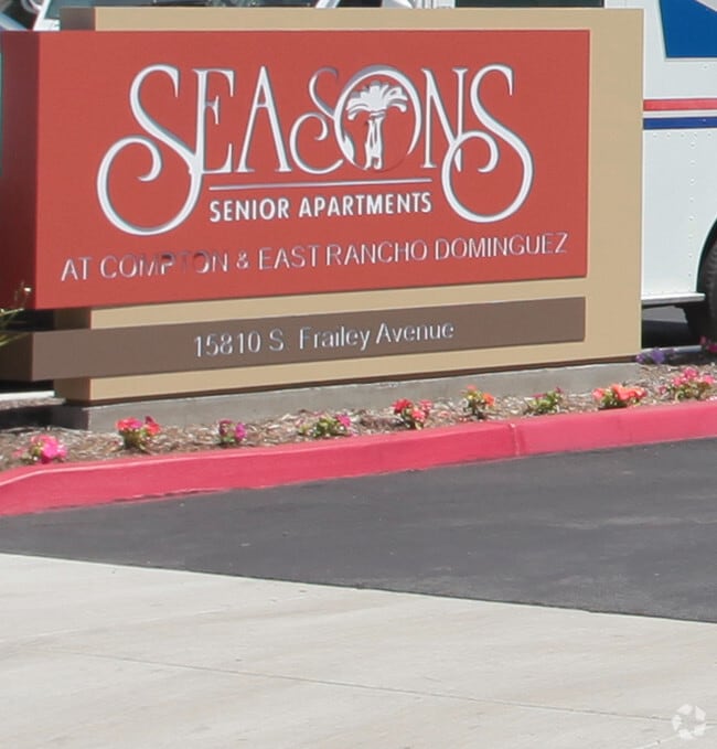 Building Photo - Seasons