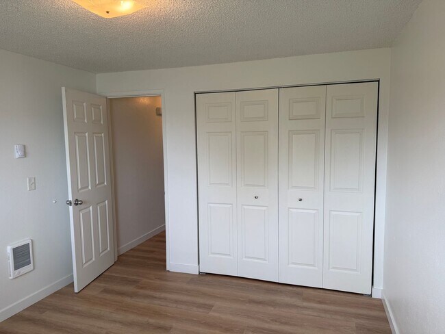 Building Photo - Updated single level 2 bed/1 bath duplex in Thurston!