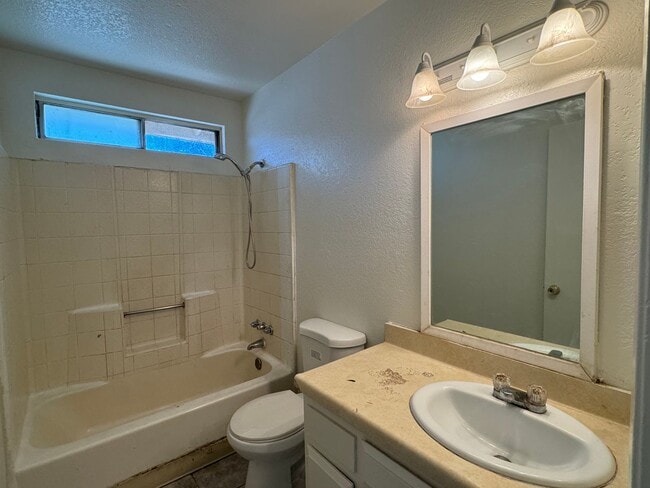 Building Photo - 818 Wallace St