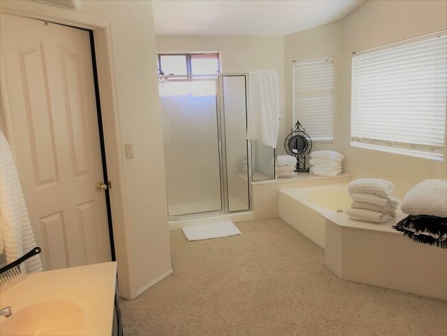 Building Photo - Beautiful 4Bd x 2.5Bath w/ HUGE Backyard &...