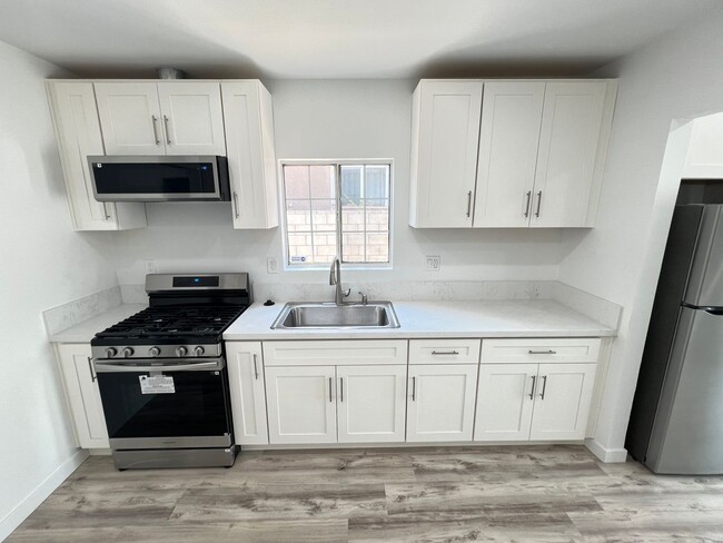 Building Photo - Completely Remodeled 2 Bed 1 Bath Charming...
