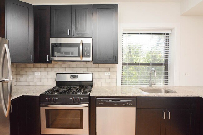 Building Photo - 2210 W Eastwood Ave