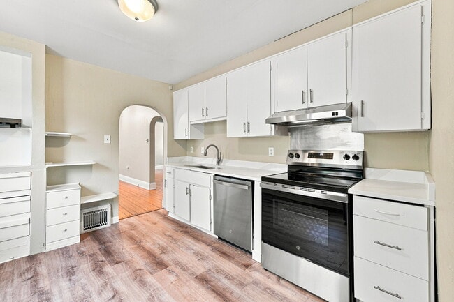 Building Photo - $2,845.95, 3 bed, 1 bath, located in Denver with New Appliances