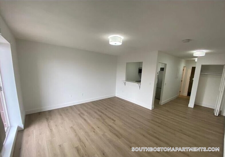 Building Photo - 741 E 6th St