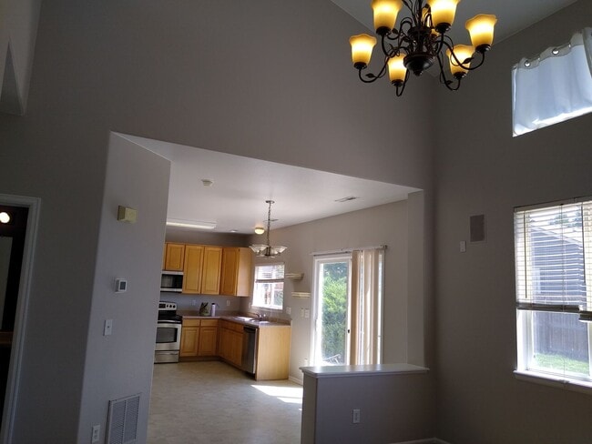 Building Photo - Gorgeous 2 Story 3 Bedroom 2.5 Baths in Da...