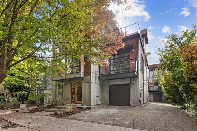 Building Photo - 504 NE Brazee St