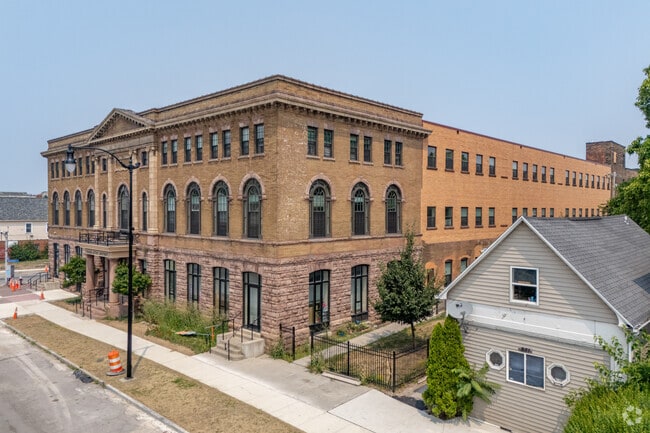 Building Photo - Niagara Gateway