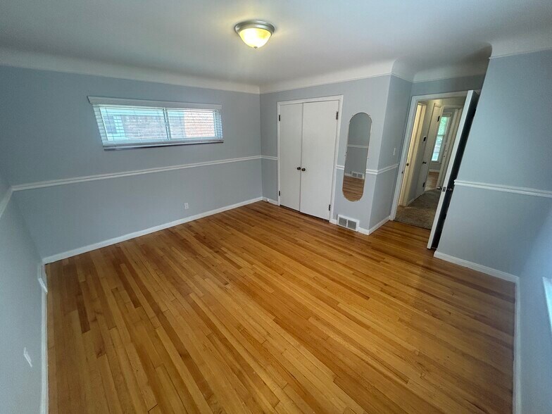 Building Photo - 4121 Seminole Dr