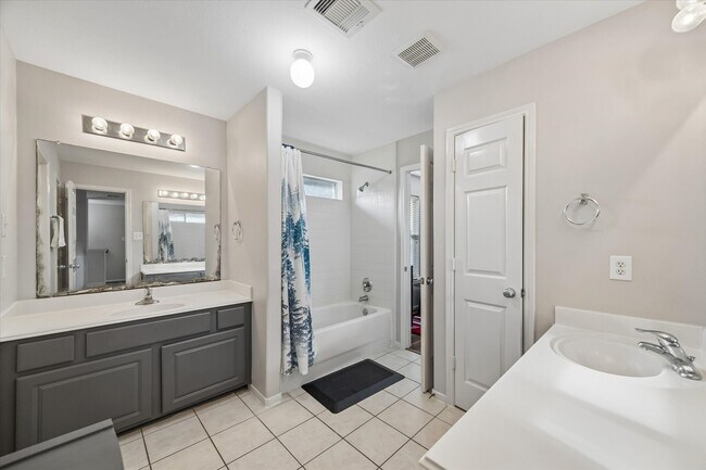 Building Photo - 21702 Cozy Hollow Ln