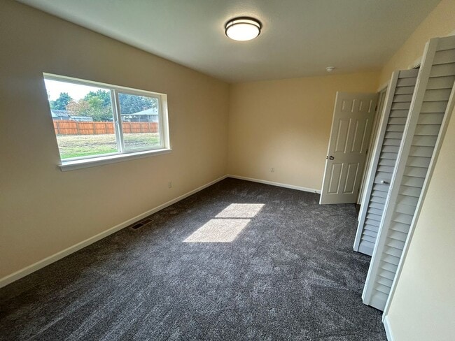 Building Photo - Beautiful 3 bed, 2 bath Hamilton home