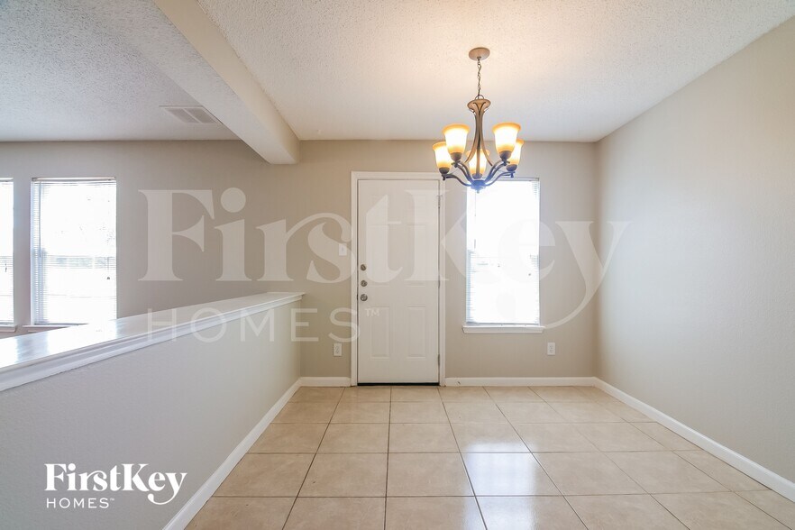 Building Photo - 916 Simi Dr