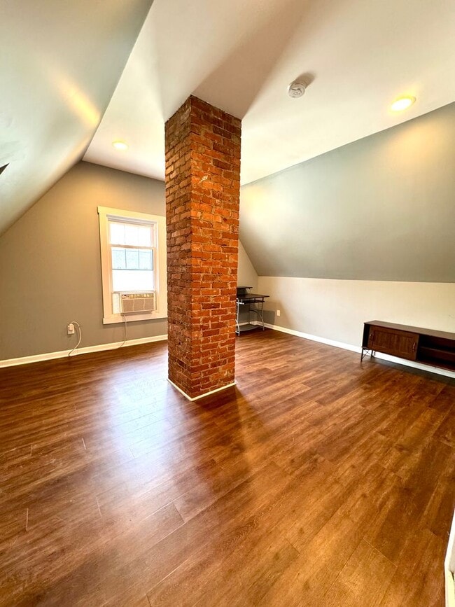 Building Photo - Single Family Home for Rent - Direct acces...