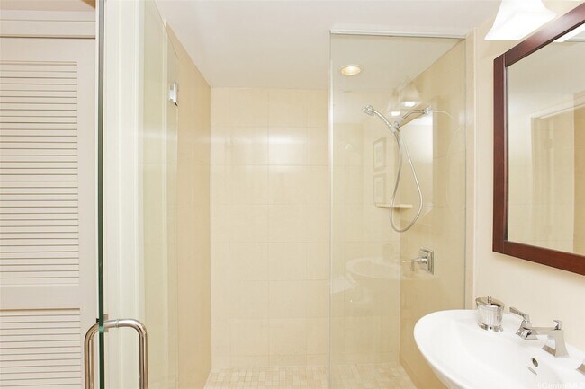 Building Photo - 1551 Ala Wai Blvd