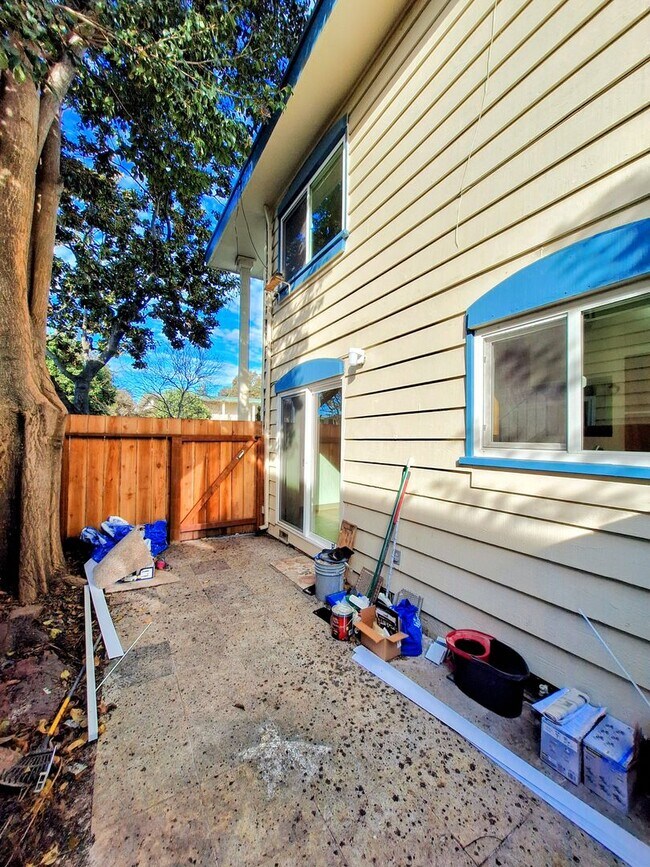 Building Photo - Refurbished 3bd Townhouse Style Apartment