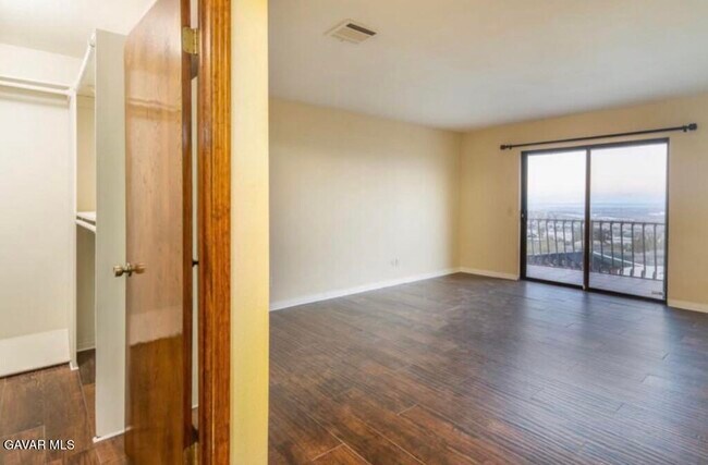 Building Photo - 1055 Lakeview Dr