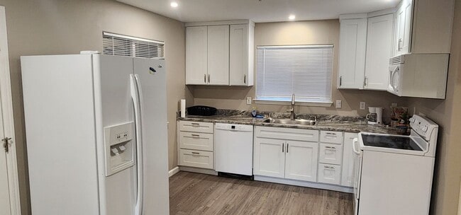 Building Photo - Furnished 1 bedroomu unit available now!