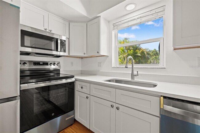 Building Photo - 1084 39th Ave NE