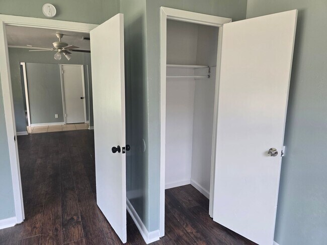 Building Photo - Spacious 4 bedroom/1 bath home with Centra...