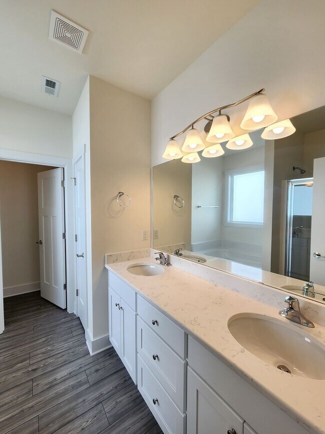 Building Photo - Black Mountain Rental!