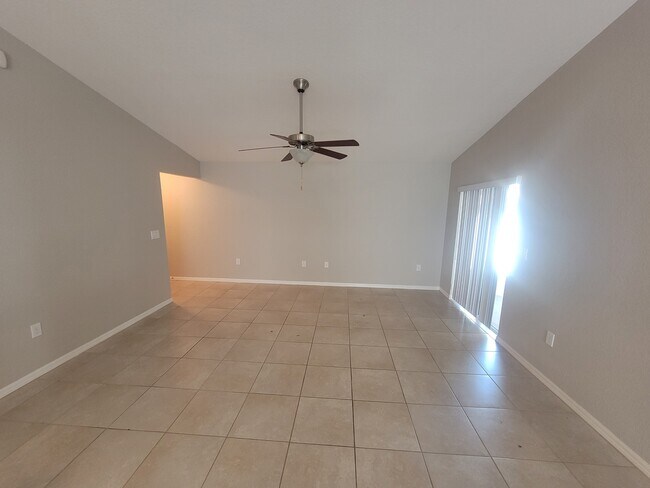 Building Photo - 4907 Summerfield Cir