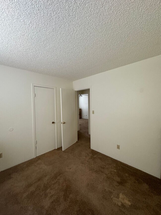 Building Photo - 4988 Ivor Dr