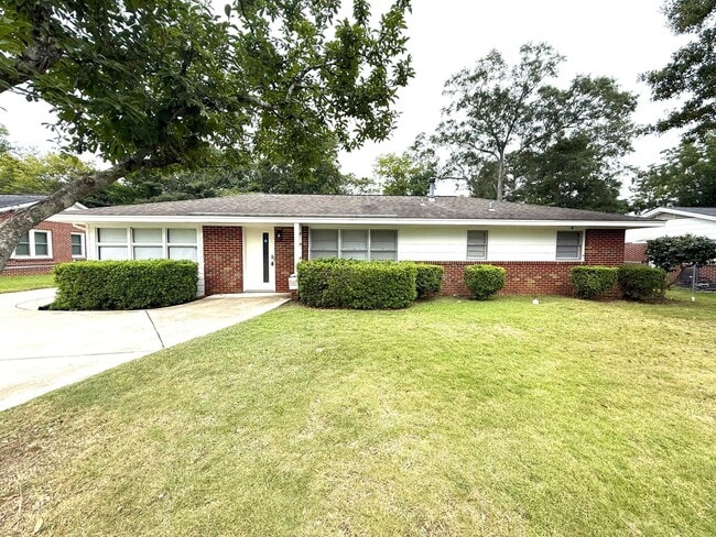 Primary Photo - ** 3 bed 2 bath located off perry hill ** ...