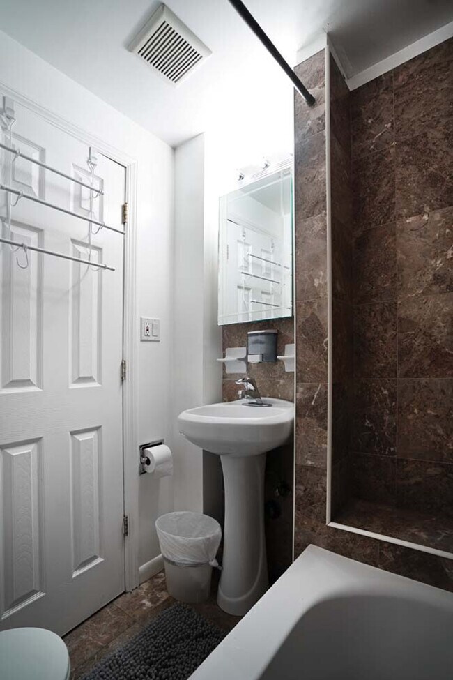 Building Photo - 305 E 104th St