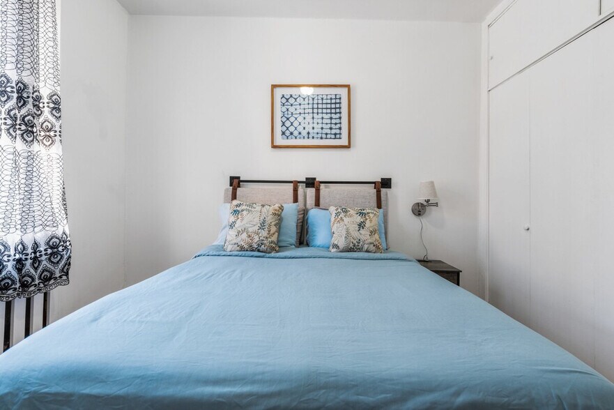 Building Photo - 414 W 46th St