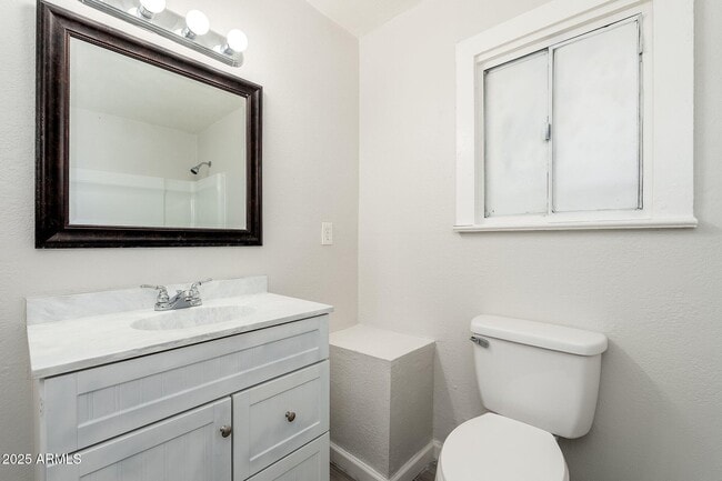 Building Photo - 744 W Coolidge St