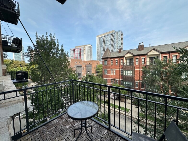 Building Photo - 221 E Cullerton St