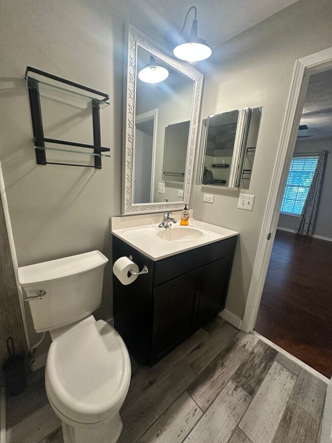 Building Photo - Charming 3-Bed Home with Fenced Yard!