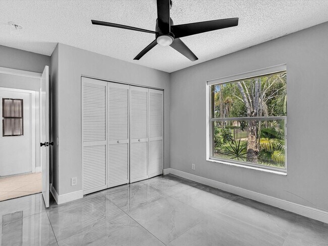 Building Photo - 10434 NW 6th Ct