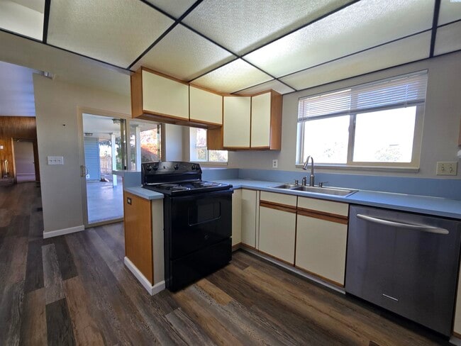 Building Photo - Landscaping Included