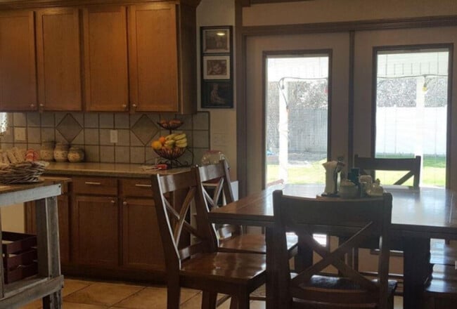 Building Photo - 925 S Haskett St