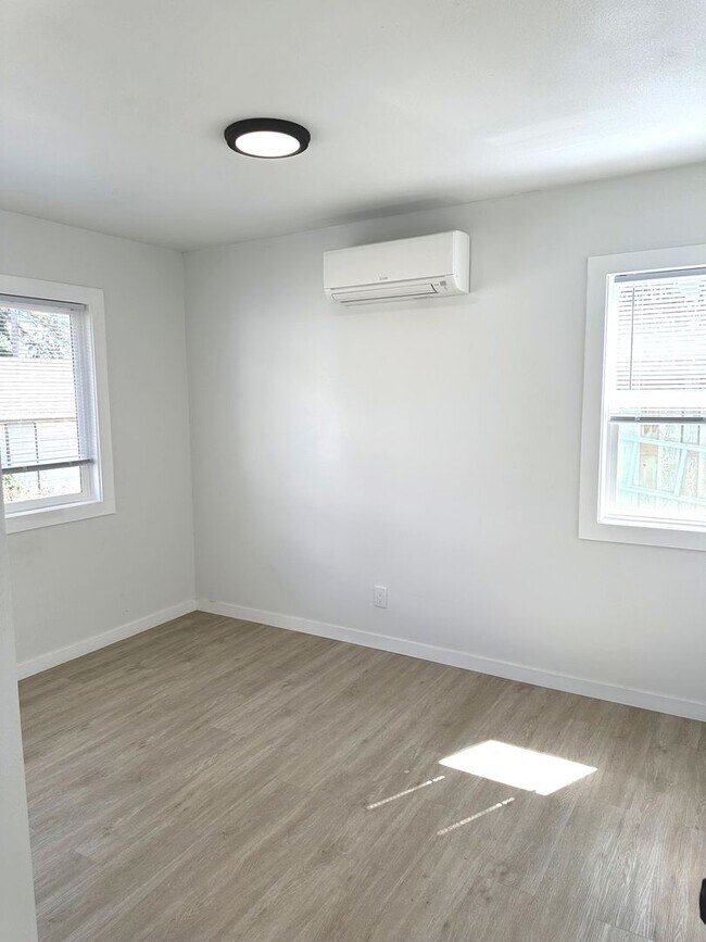 Building Photo - 47006a