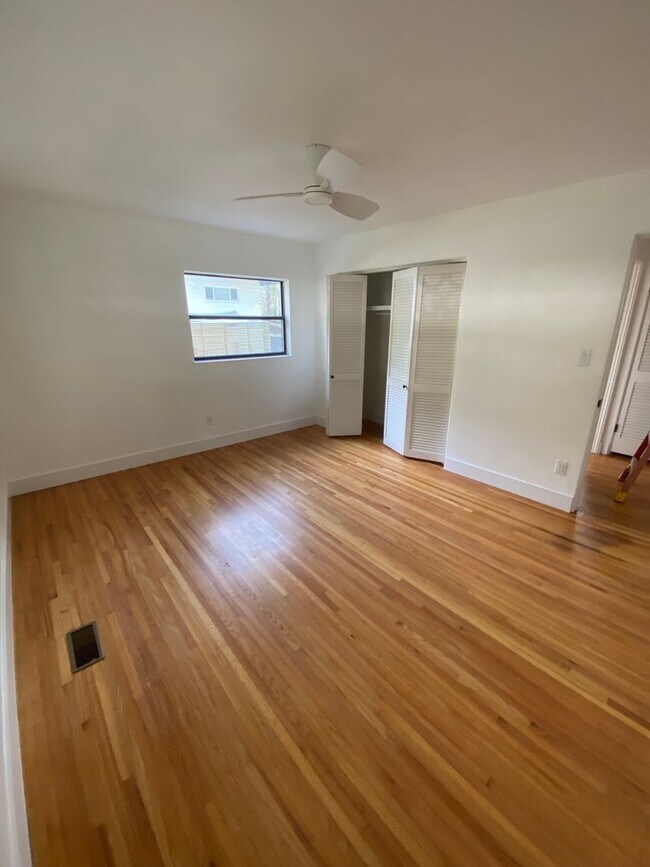 Building Photo - Fully renovated with new appliances, 5 bed...