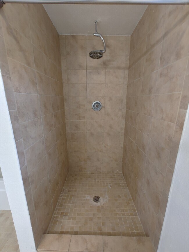 Building Photo - 633 Mosswood Dr