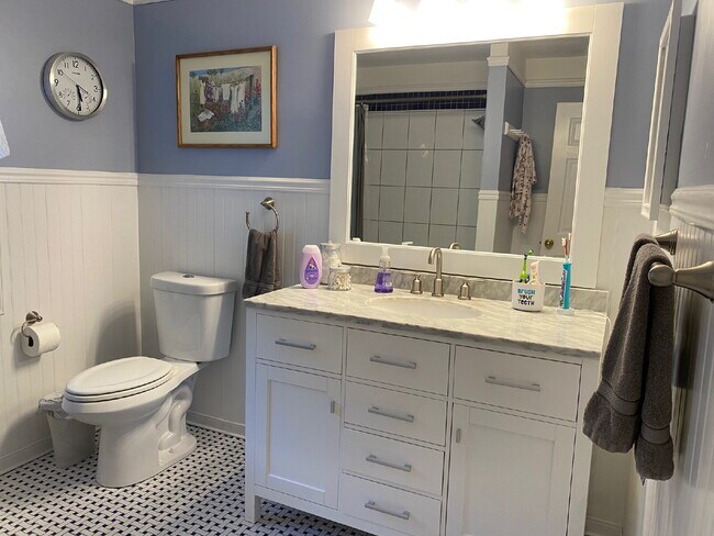Building Photo - A Perfect Blend of Comfort and Convenience