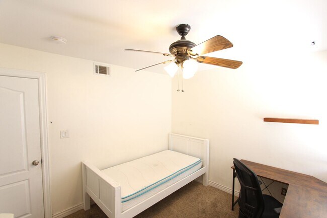 Building Photo - Furnished 2BR, 2BA Condo in University Heights