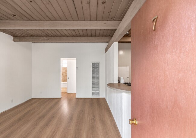 Building Photo - 826 S Grand View St