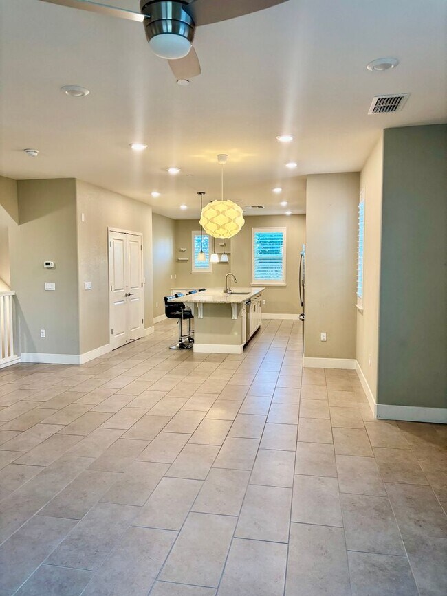 Building Photo - Must see beautiful and large Townhome in Dublin- Close to Everything!