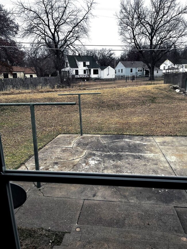 Building Photo - Two Bedroom, Spacious Apartment