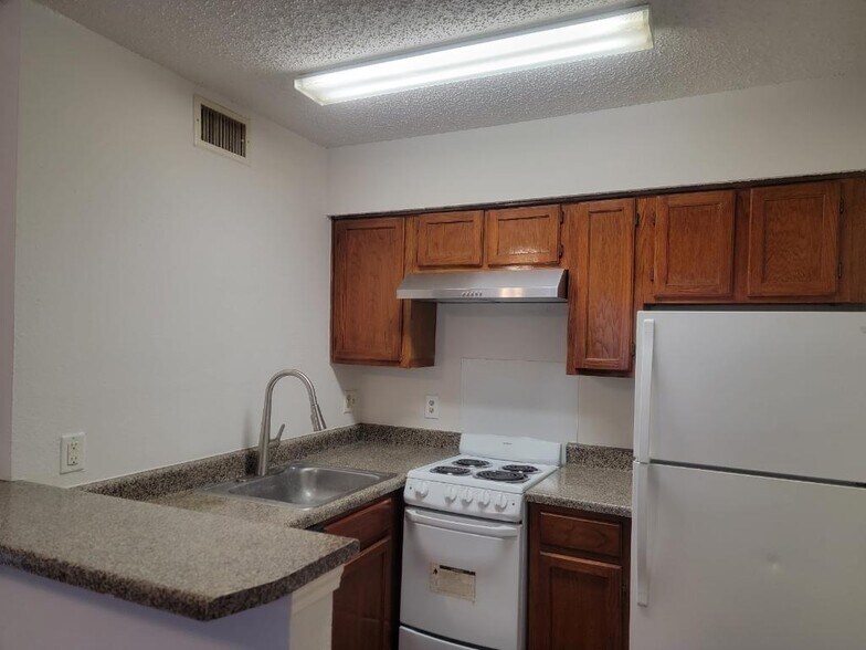 Building Photo - 9809 Walnut St